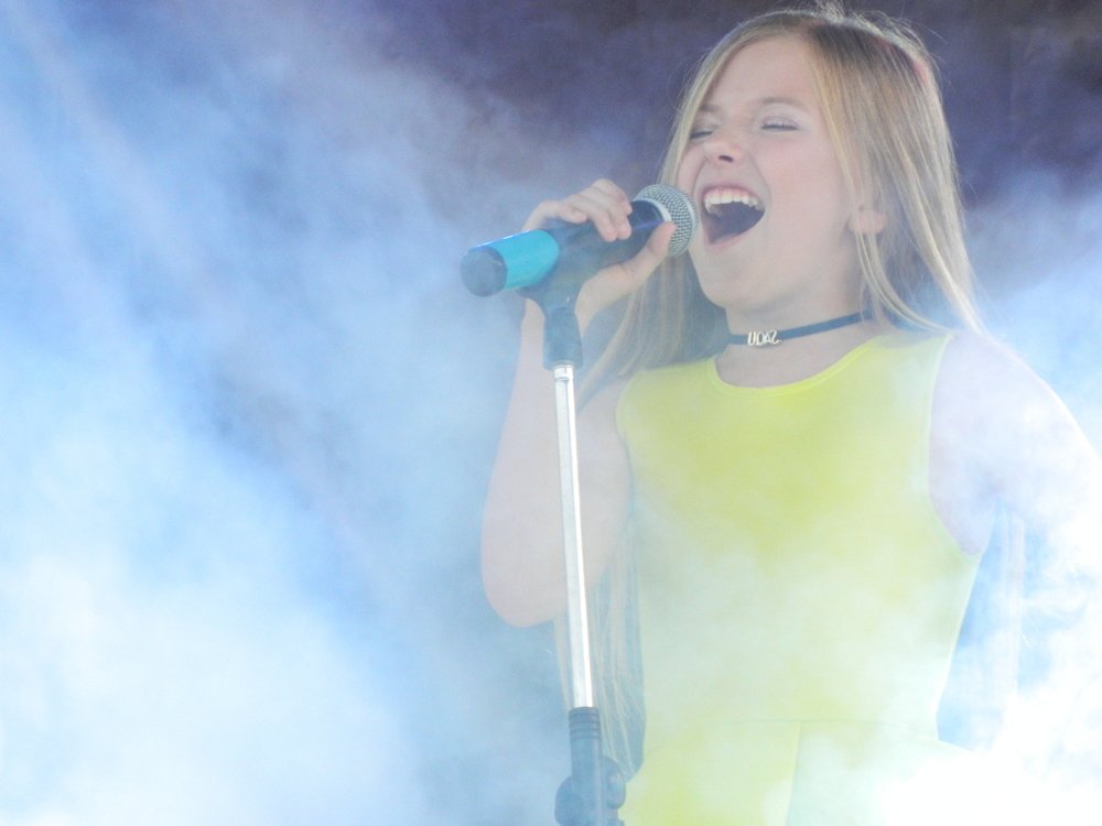 Девочька поет