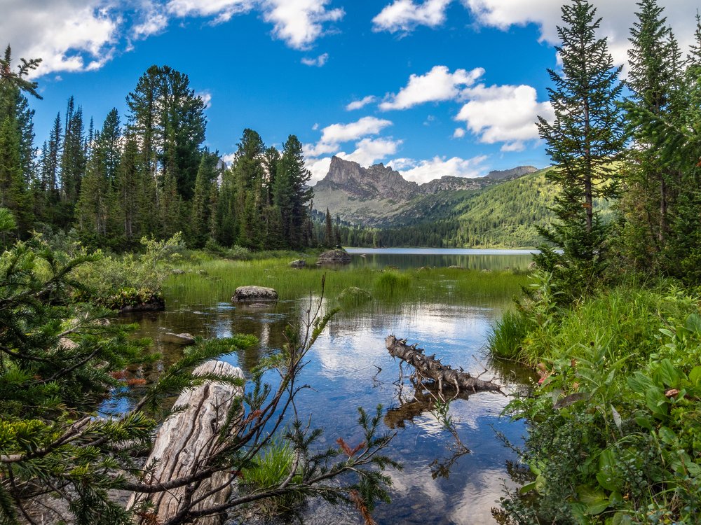Пик Звёздный и озеро Светлое