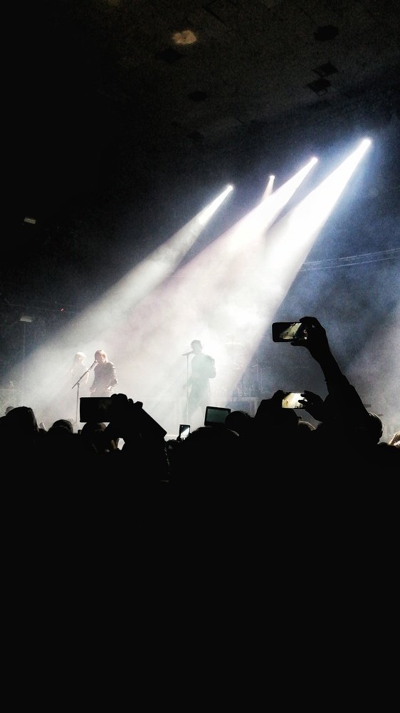 Лежит на струнах пыль.