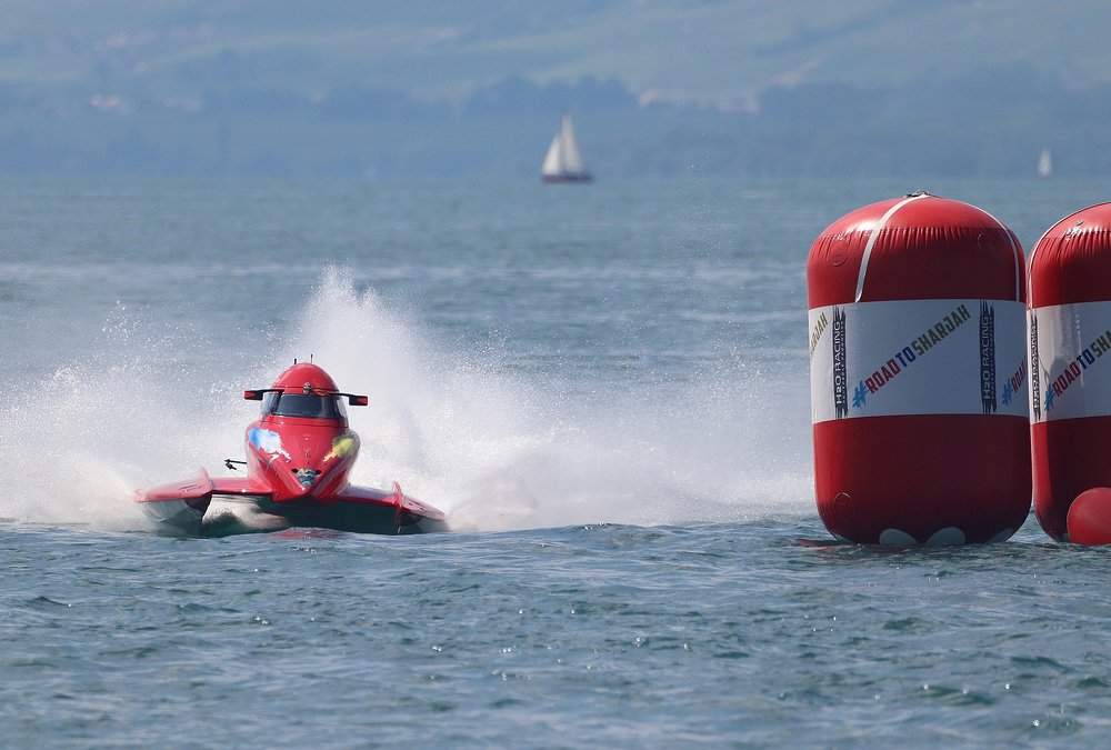 Red motonautic on Leman