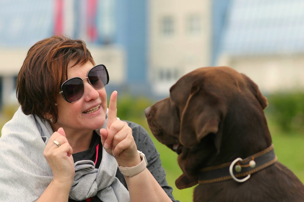 Перед фотосессией , прослушивает задание.