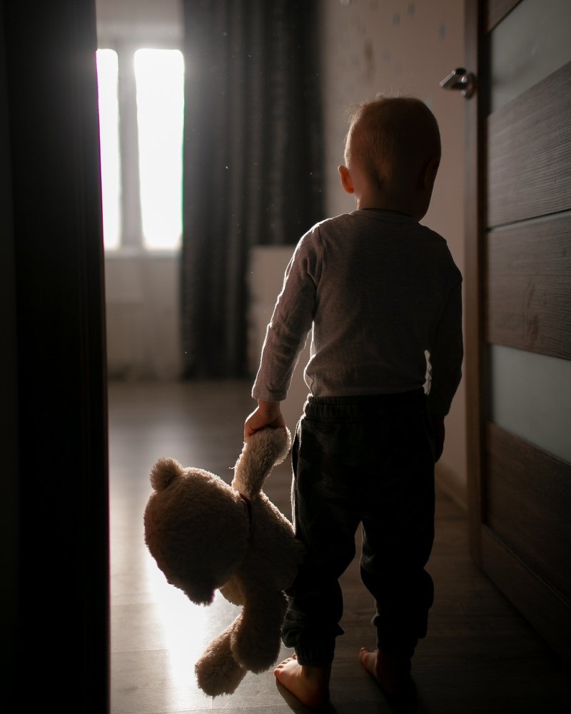 Брат и сестра солнечным днём