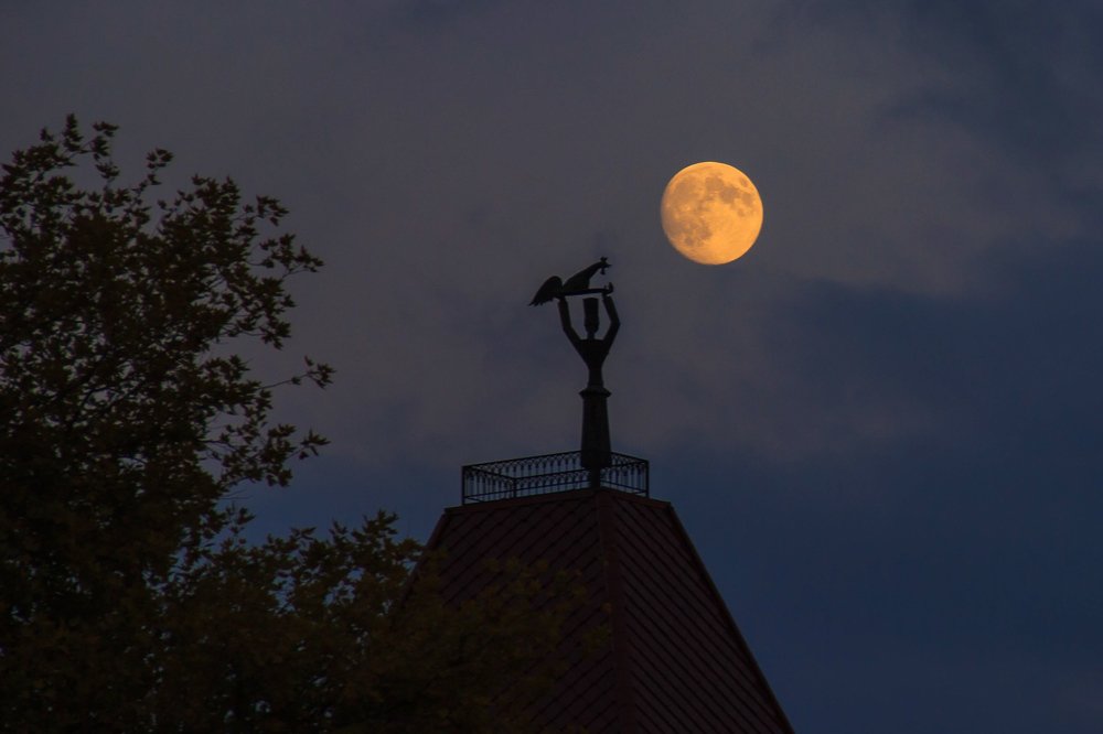 Таинственная Луна