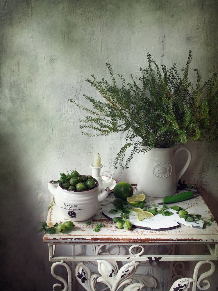 Зеленый крыжовник из нашего сада.