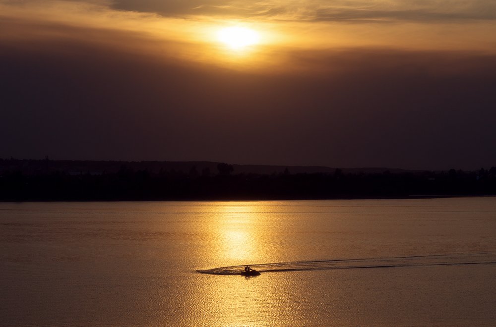 Гидроцикл на реке Томь в свете заката