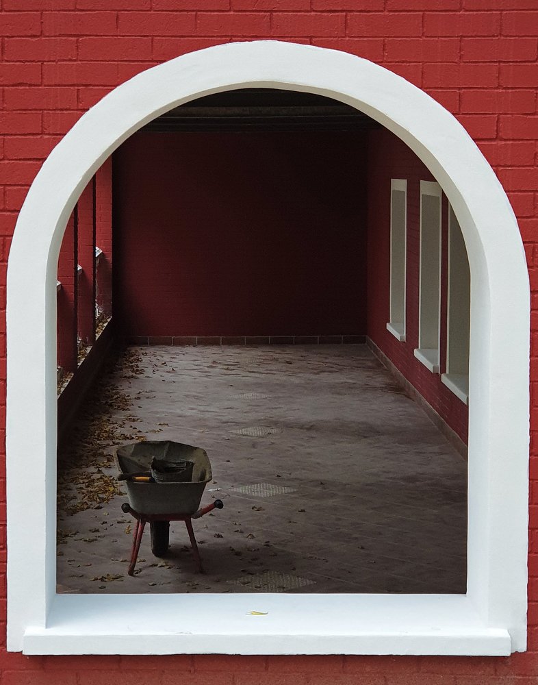 Городской этюд в красных тонах