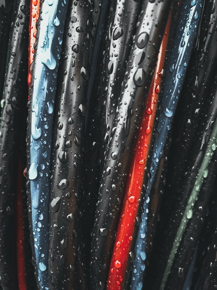 Провода после дождя.