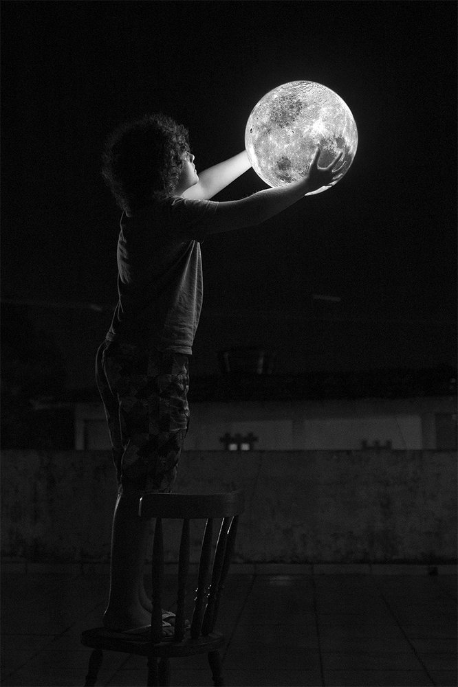 Brincando com a lua | Playing with the moon