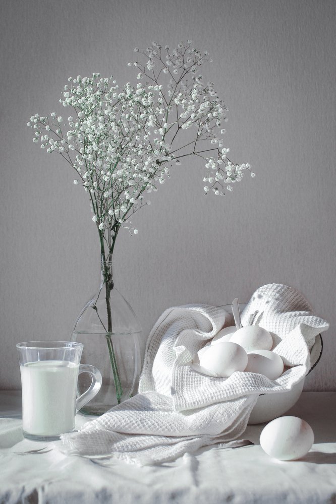 Белый натюрморт с яйцами