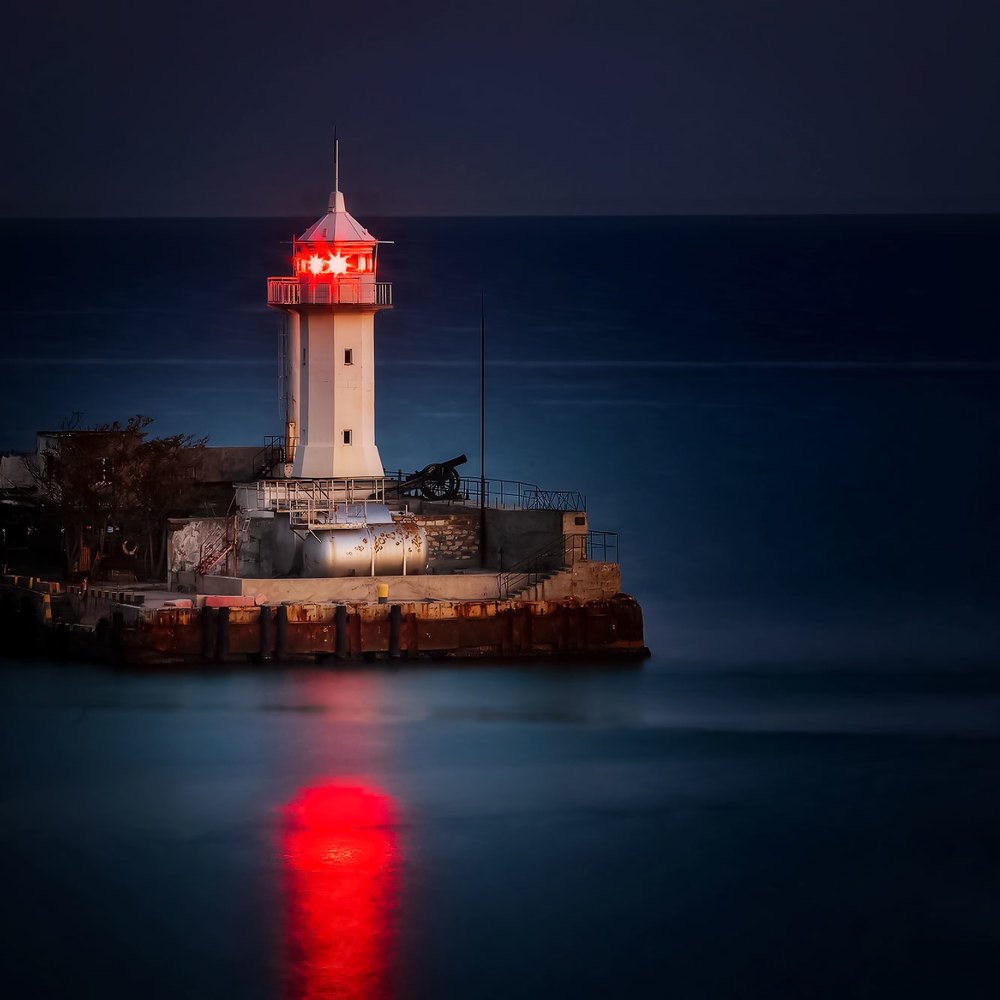 Красный сигнал в морскую даль...