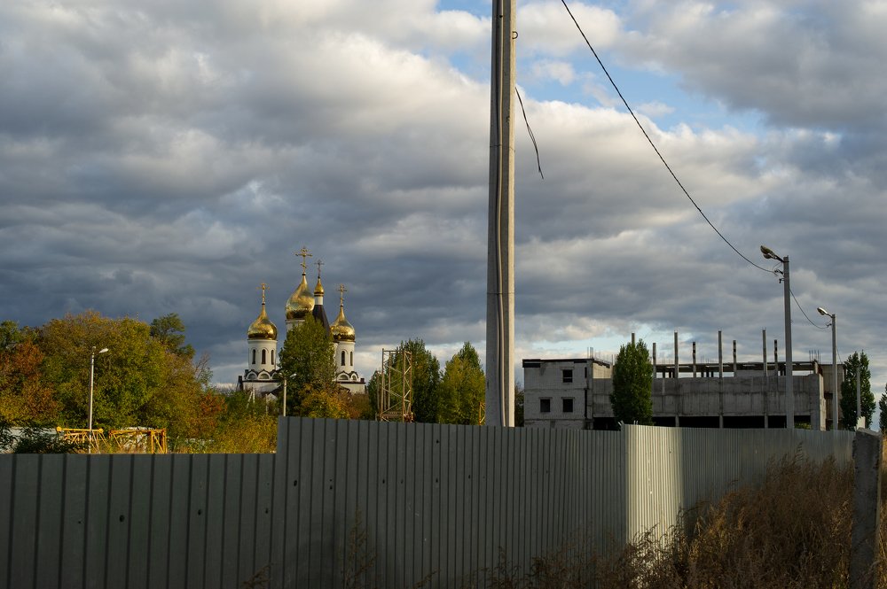 КРАСОТА И СЕРОСТЬ РЯДОМ.