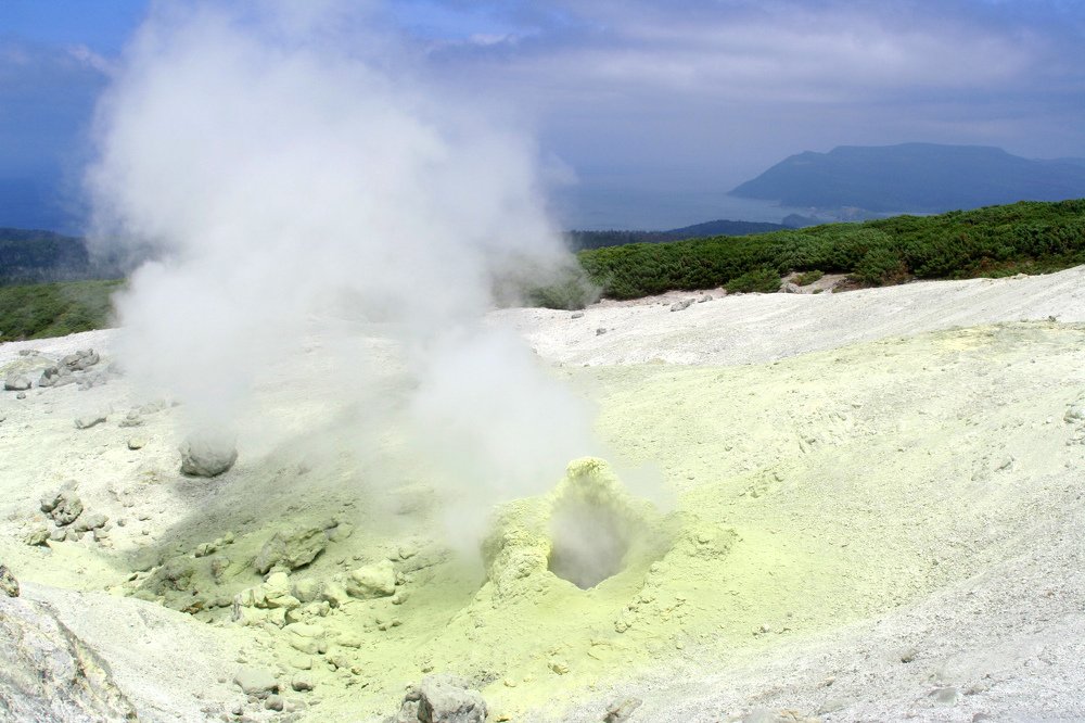 Кратер ревущей сольфатары на фоне Кунаширского пролива.