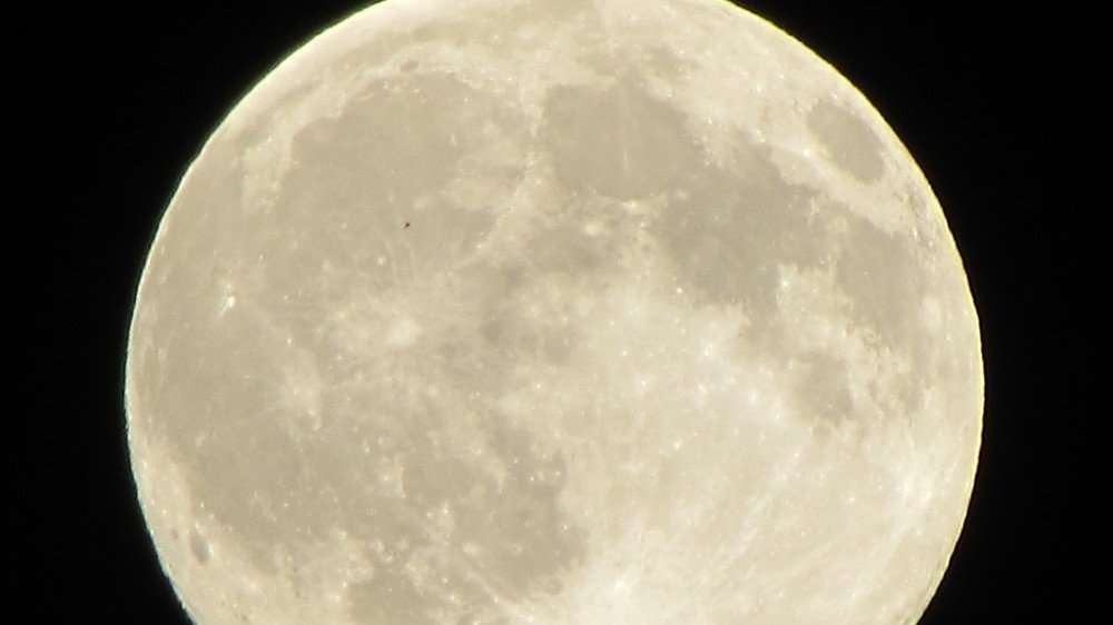 Целиндрический обьект и Луна.