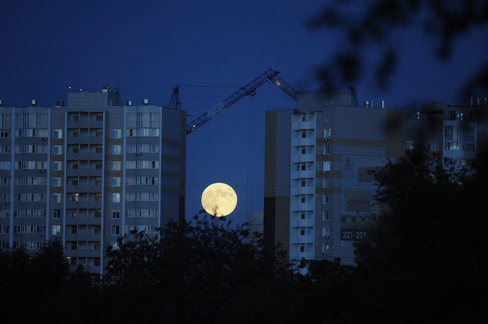 Под небом темно-голубым