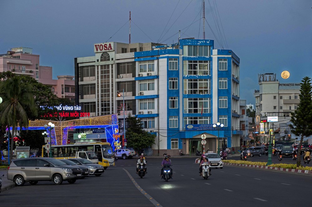 Phố du lịch đêm trăng