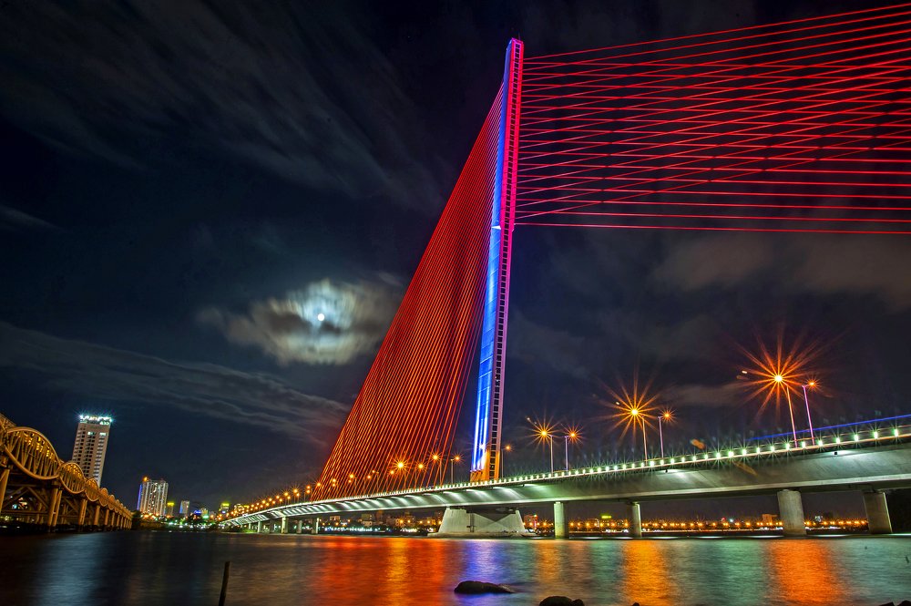 Cánh buồm đêm trăng