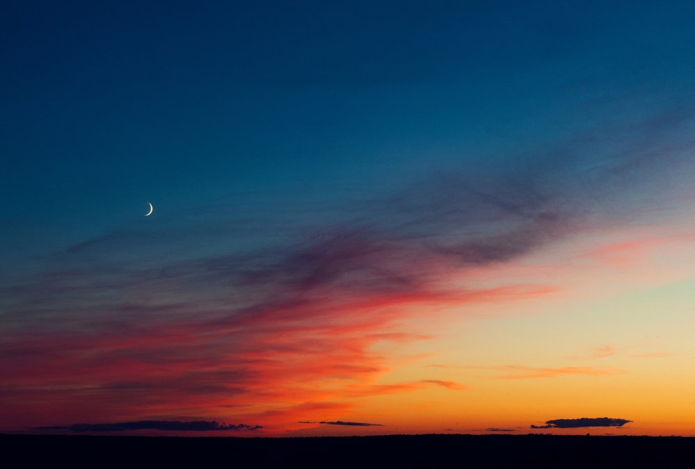Месяц на закате