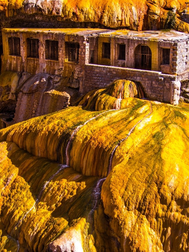 Ruinas em solo amarelo