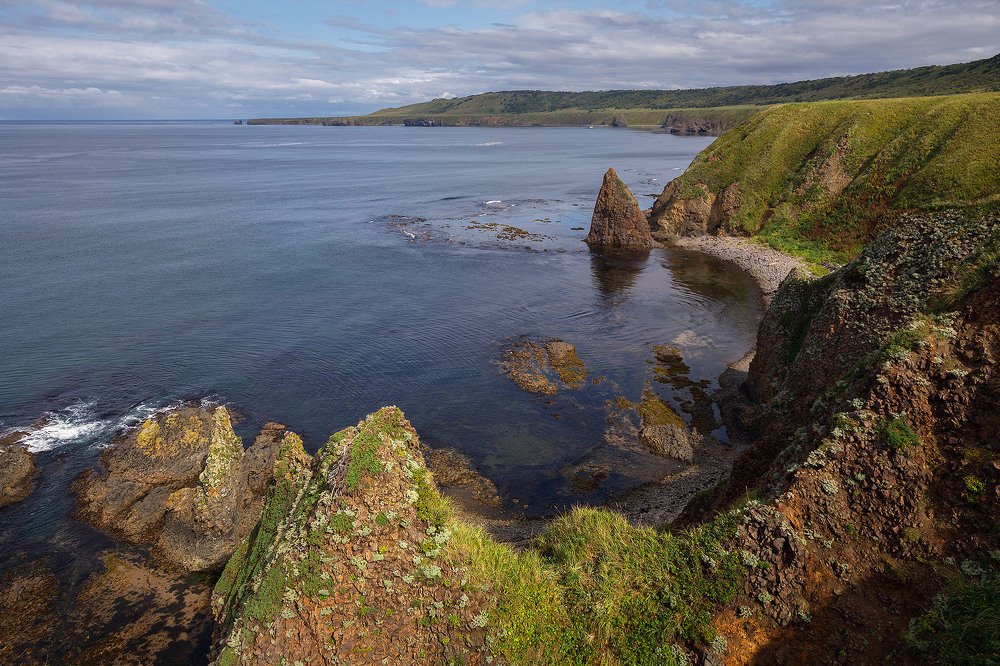 На прибрежных скалах Итурупа