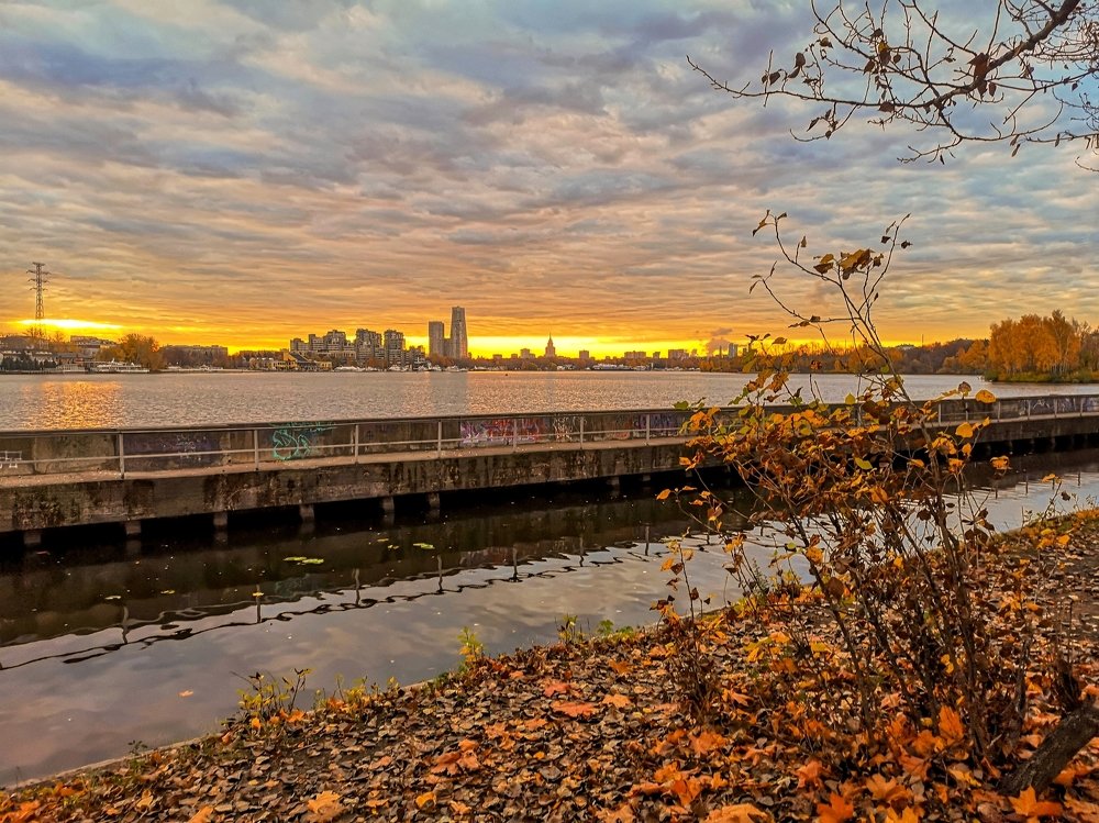 Восход на Химкинском водохранилище...