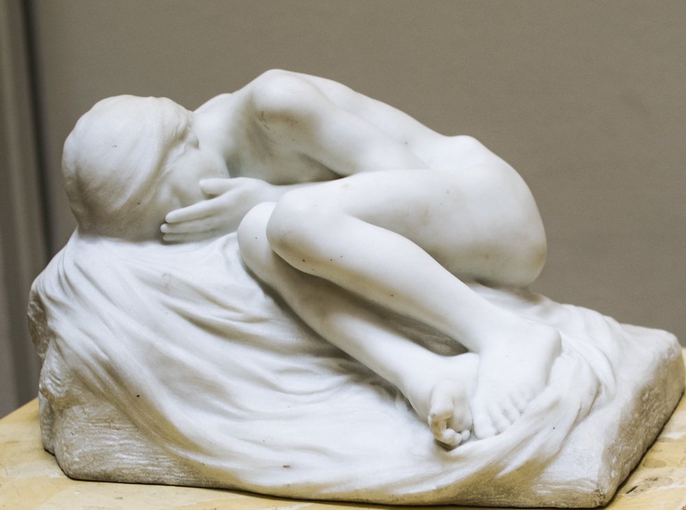 Плачущая девушка