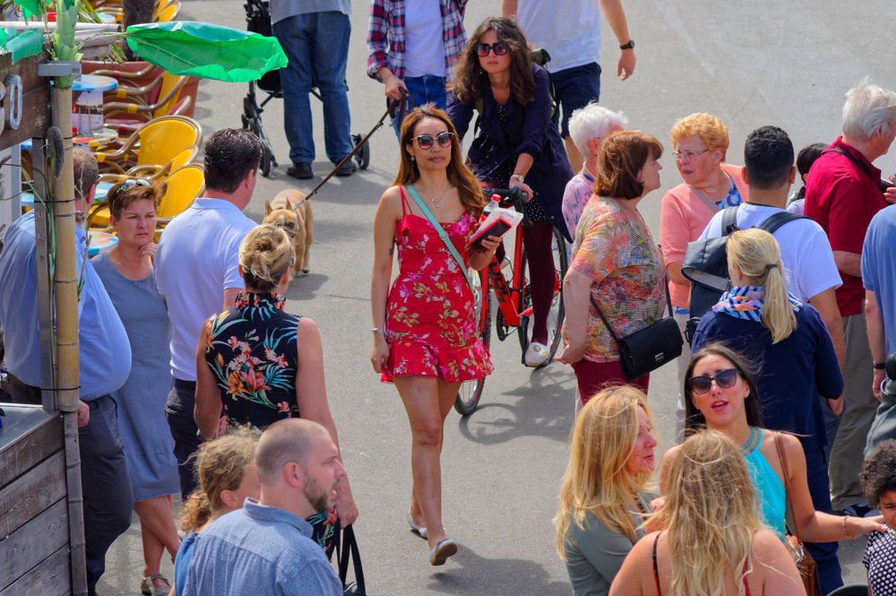 Незнакомка в красном