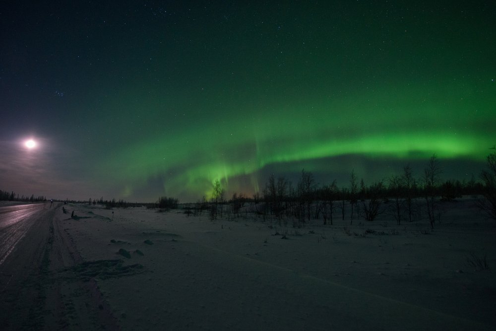 Луна, дорога, северное сияние