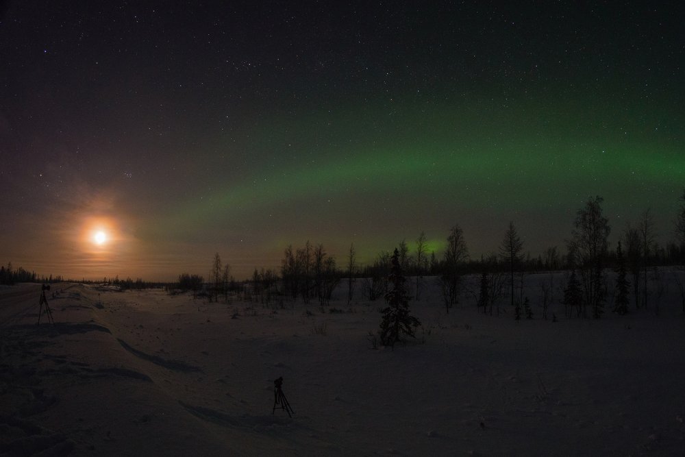 Луна и полярное сияние