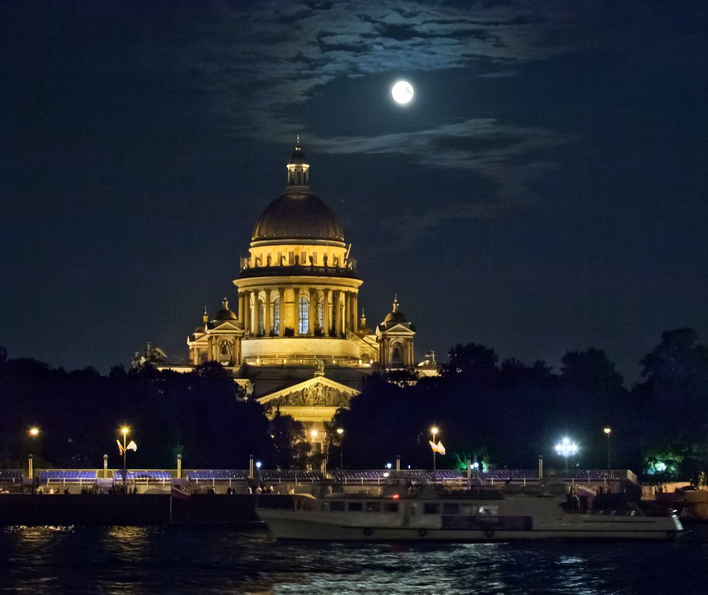 Сквозь волнистые туманы пробирается луна