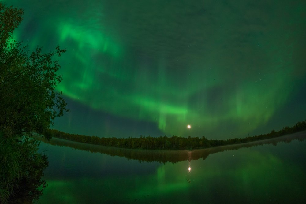 Отражение луны и полярного сияния