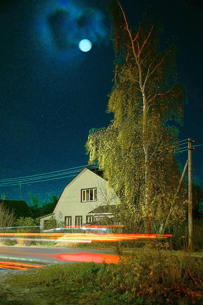 Луна качается в ночи, машины начертали стрелы.