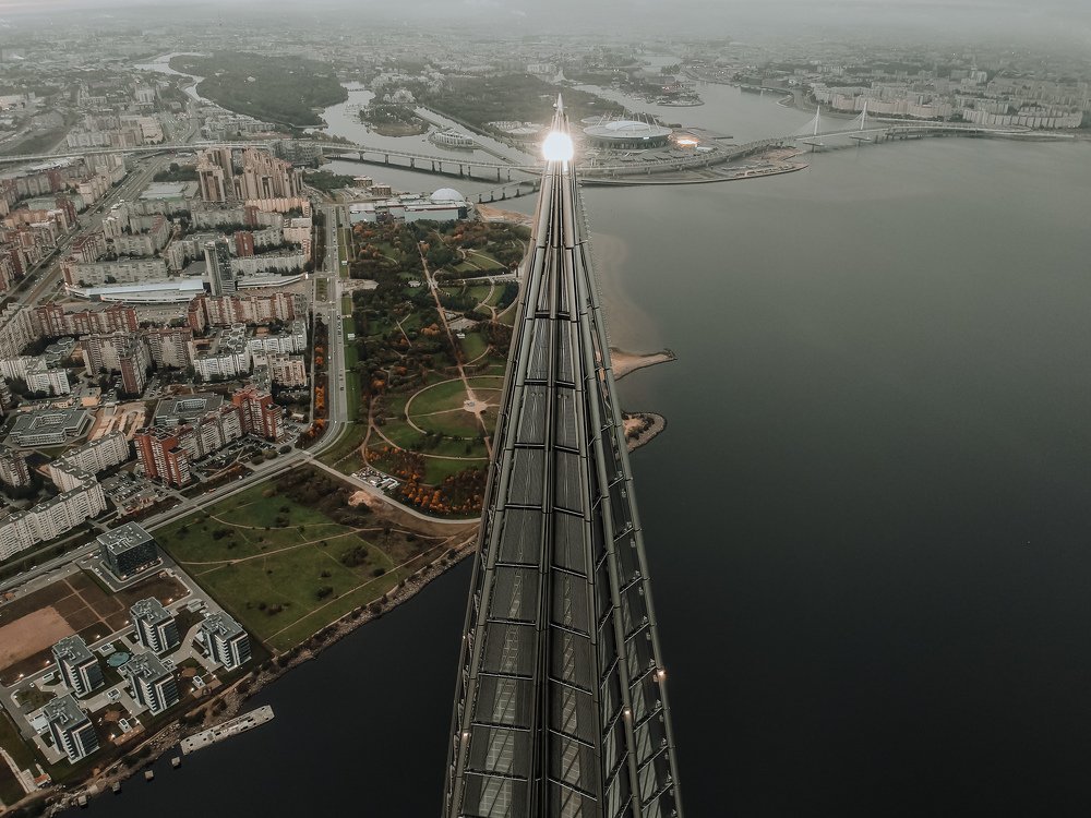 Шпиль как игла на фоне города