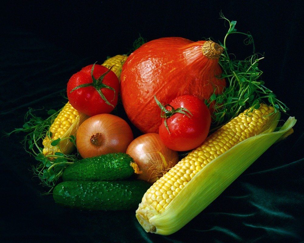 Натюрморт с красными помидорками.