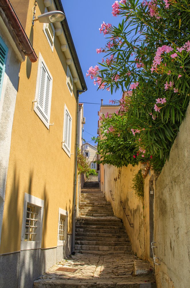 Улочка острова Мали-Лошинь, Хорватия