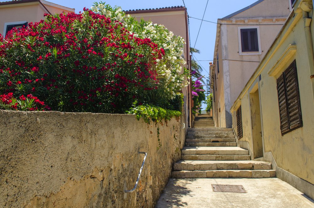 Улочка острова Мали-Лошинь, Хорватия