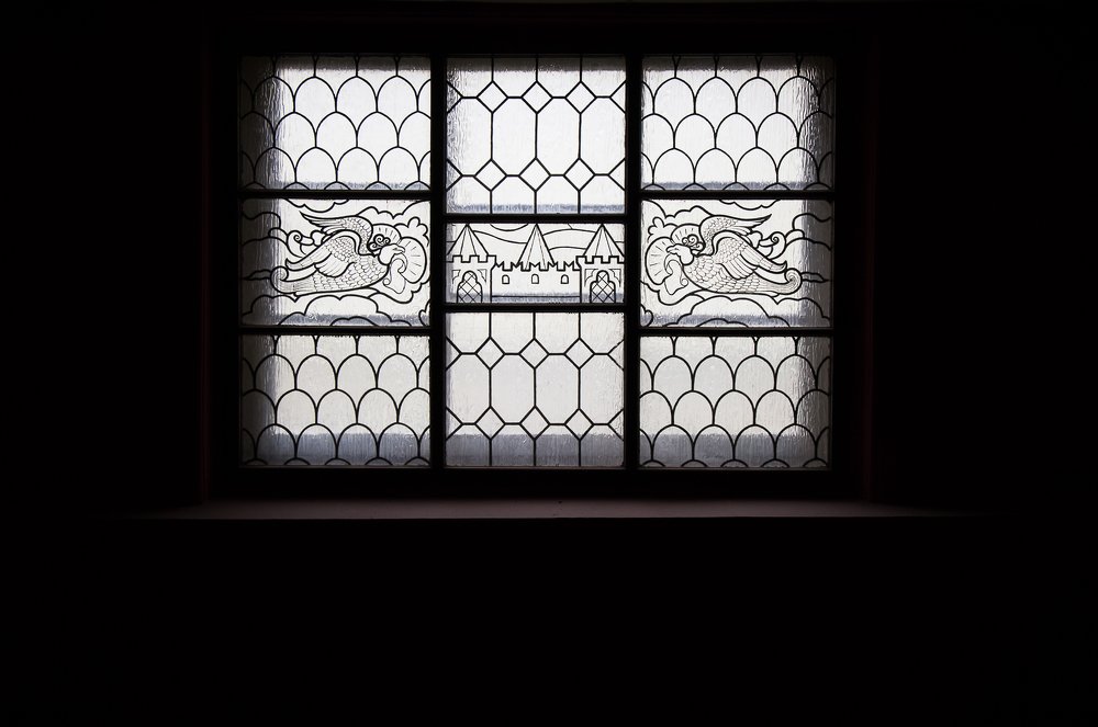 Окно в подъезде многоэтажного дома