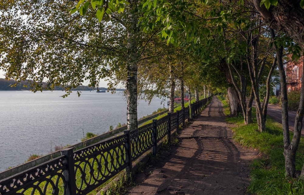 По Ярославской набережной