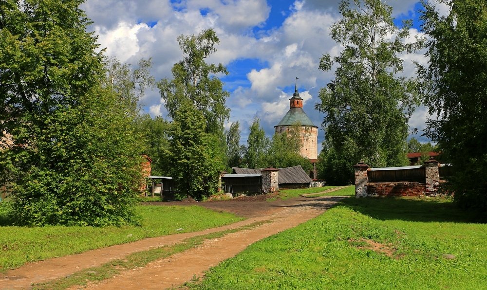 По тихой улочке Кирилло-Белозёрской обители...