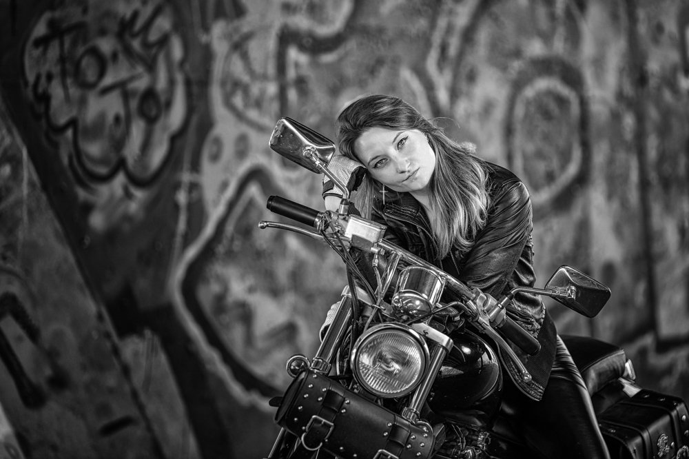 девушка и мотоцикл