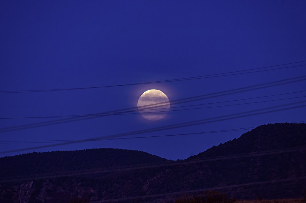 Запутавшаяся луна!