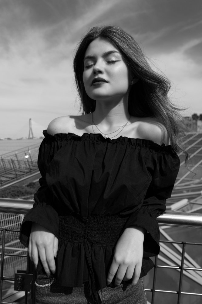 DZIEWCZYNA Z ZAMKNIĘTYMI OCZYMA, 2019 ROK, WARSZAWA