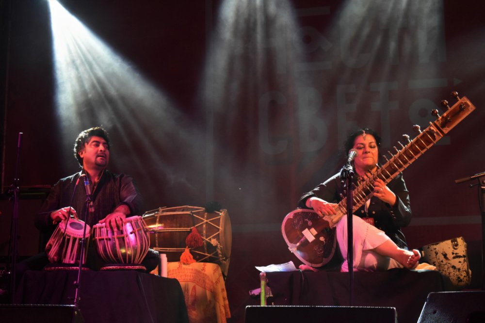 Звуки ситара.