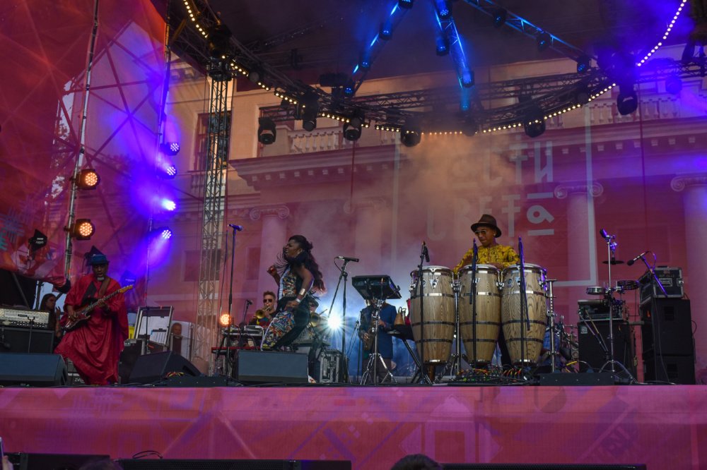 На концерте.