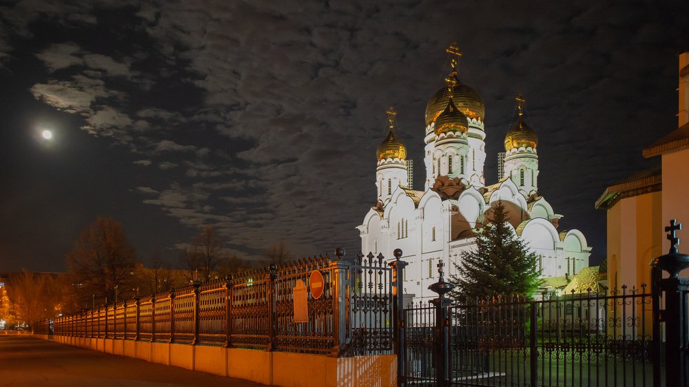 Собор в полнолуние