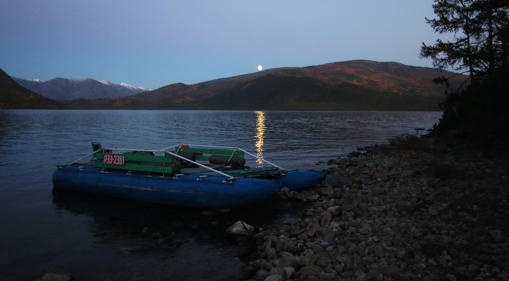 Полнолуние на закате.