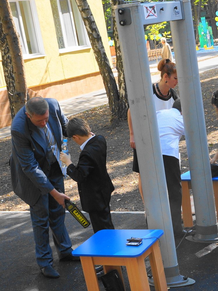 Оружие...?  Наркотики...?