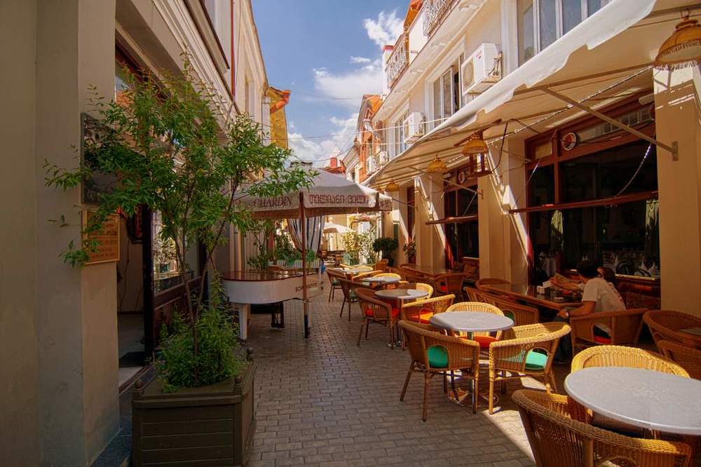 Рояль ждёт своего исполнтеля на улице Шардена