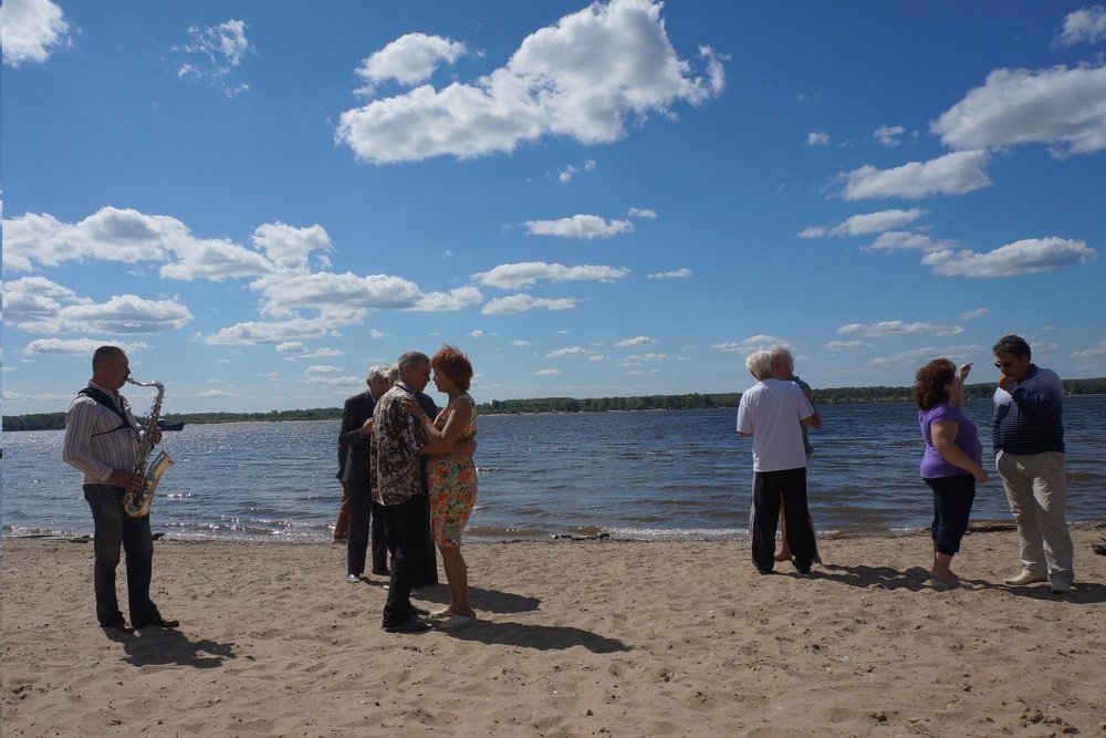 Небо, облака, река Волга, саксофон
