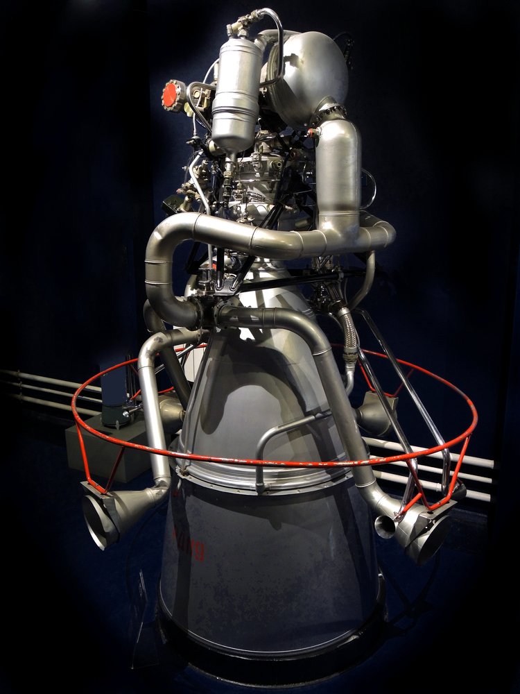 Железный человек и двигатель