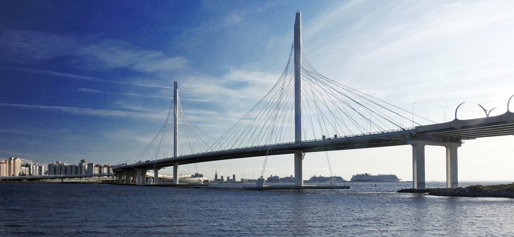 Вид на один из вантовых мостов ЗСД и Васильевский остров. Санкт-Петербург.